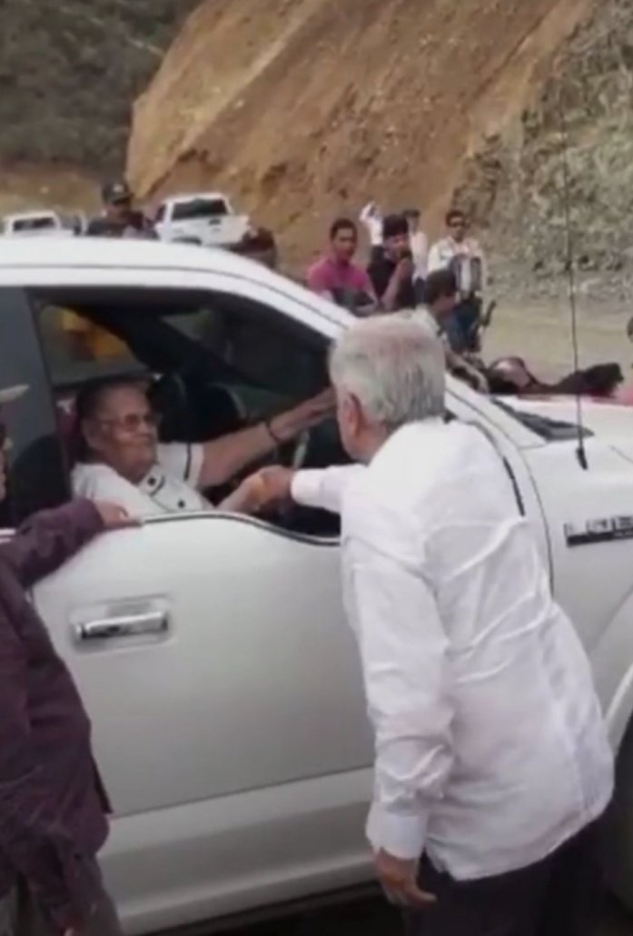 Stgoalex_'s tweet photo. @ZuritaCarpio ¿Chueco Carlos Manzo?
Chueco es el gobierno que abrazó a los narcos, el que se arrodilla ante la mamá del Chapo mientras desaparecen mexicanos cada día.
No manipulen, el único torcido aquí es el poder que ustedes protegen. https://t.co/b4vpfWsK7F
