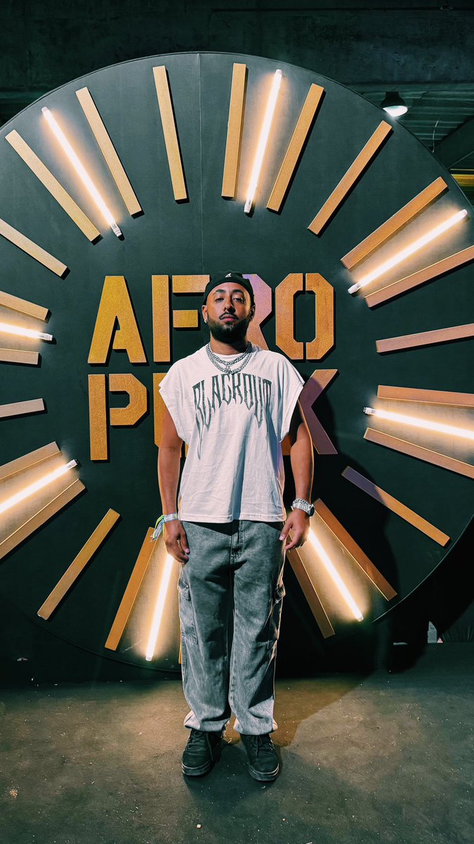 estevuu's tweet photo. nascido no Brooklyn, o Afropunk celebra a cultura negra alternativa, unindo música, moda, política e atitude. Um espaço onde ser você mesmo é o maior ato de rebeldia. 🎶🖤 #Afropunk #AfropunkBahia https://t.co/w4tHcvJJIZ