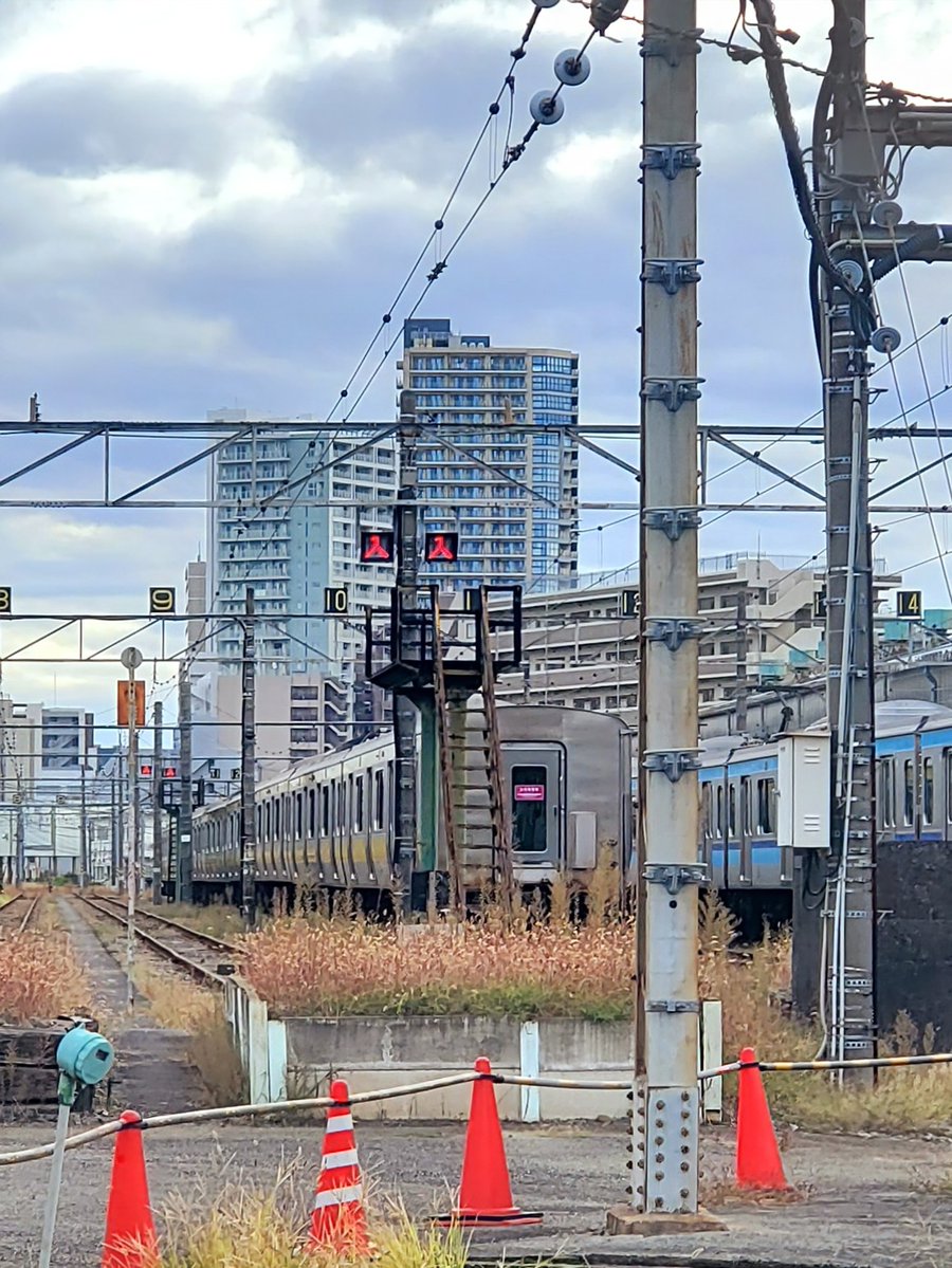 MsLABO6's tweet image. 先頭車を抜かれたE231系。以前と同じ編成の留置線移動？それとも別編成？いったいクハは、どんな施術を施されているのか？疑問…