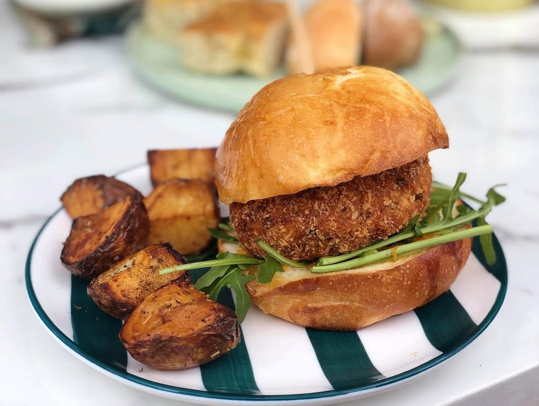 Viqqvo's tweet image. 朝食は手作りのヘルシーなバーガーだけ！🍔✨ 新鮮な野菜とジューシーなパティ、焼きたてのポテトで栄養満点。健康にも美味しさにも妥協なし💚 #自家製バーガー #ヘルシーブレックファースト #健康的な食事