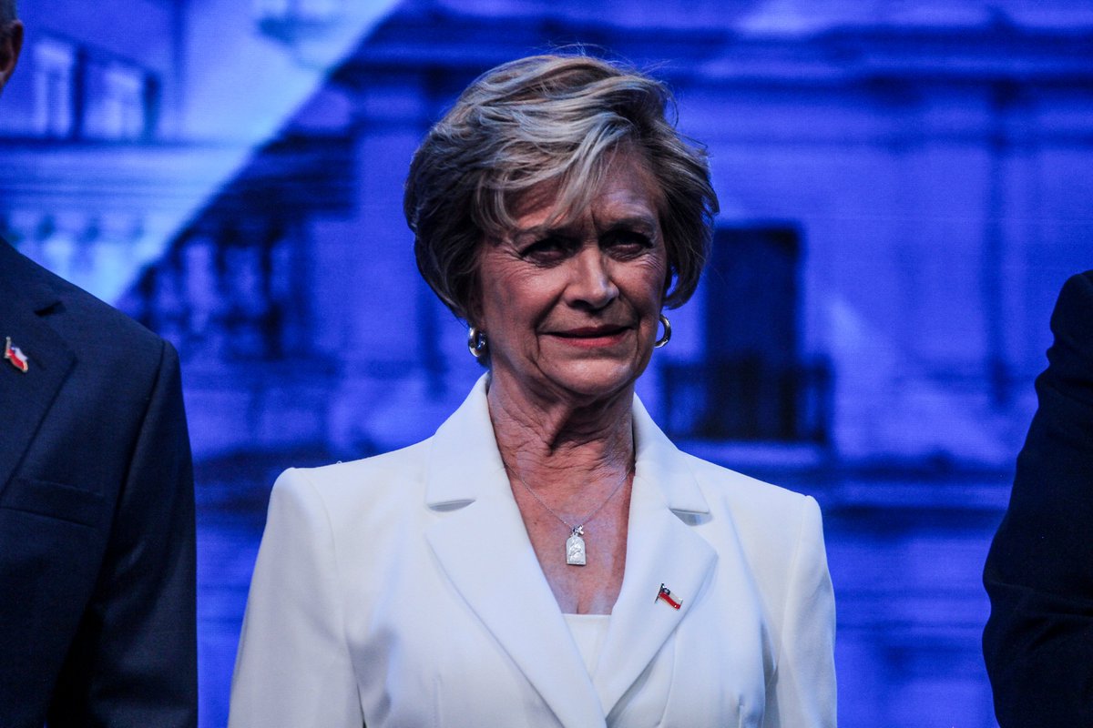 🎙 Evelyn Matthei: "Si no enfrentamos ahora al Tren de Aragua y al terrorismo, nuestro país se va a ir a la cresta".

📲 Lo sigues EN VIVO 👉 tinyurl.com/264ps3wl