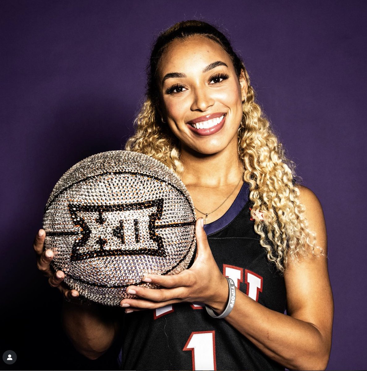 New teammate alert! 🚨
She balled out on the court 🏀 and now she’s bringing that same fire to the mic 🎙️
Welcome Jaden Owens to the D210SPORTS squad! 💚💜
From Baylor to TCU to D210 — the journey continues.
Let’s get it @jadenowens13 🙌🔥
#WelcomeJaden #D210SPORTS #WomenInSports
