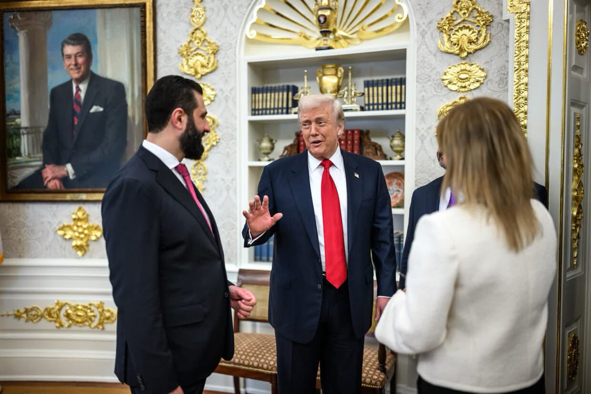 التقى السيد الرئيس أحمد الشرع اليوم في البيت الأبيض نظيره الأمريكي السيد دونالد ترامب، وذلك بحضور وزير الخارجية والمغتربين السيد أسعد حسن الشيباني ونظيره الأمريكي السيد ماركو روبيو، والمبعوث الأمريكي الخاص إلى سوريا السيد توماس باراك.