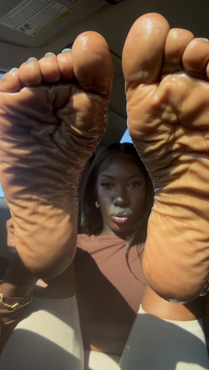 savvyfeet0's tweet photo. Goddess Savvy, Madame, Queen or Mommy will do https://t.co/QtfjXc1Fy3