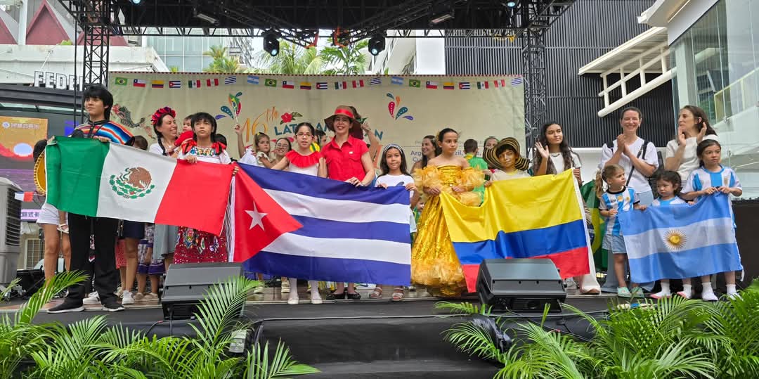 EmbaCuba_My's tweet image. The #Cuban flag paraded at the 16th Latin American Festival in #KualaLumpur.