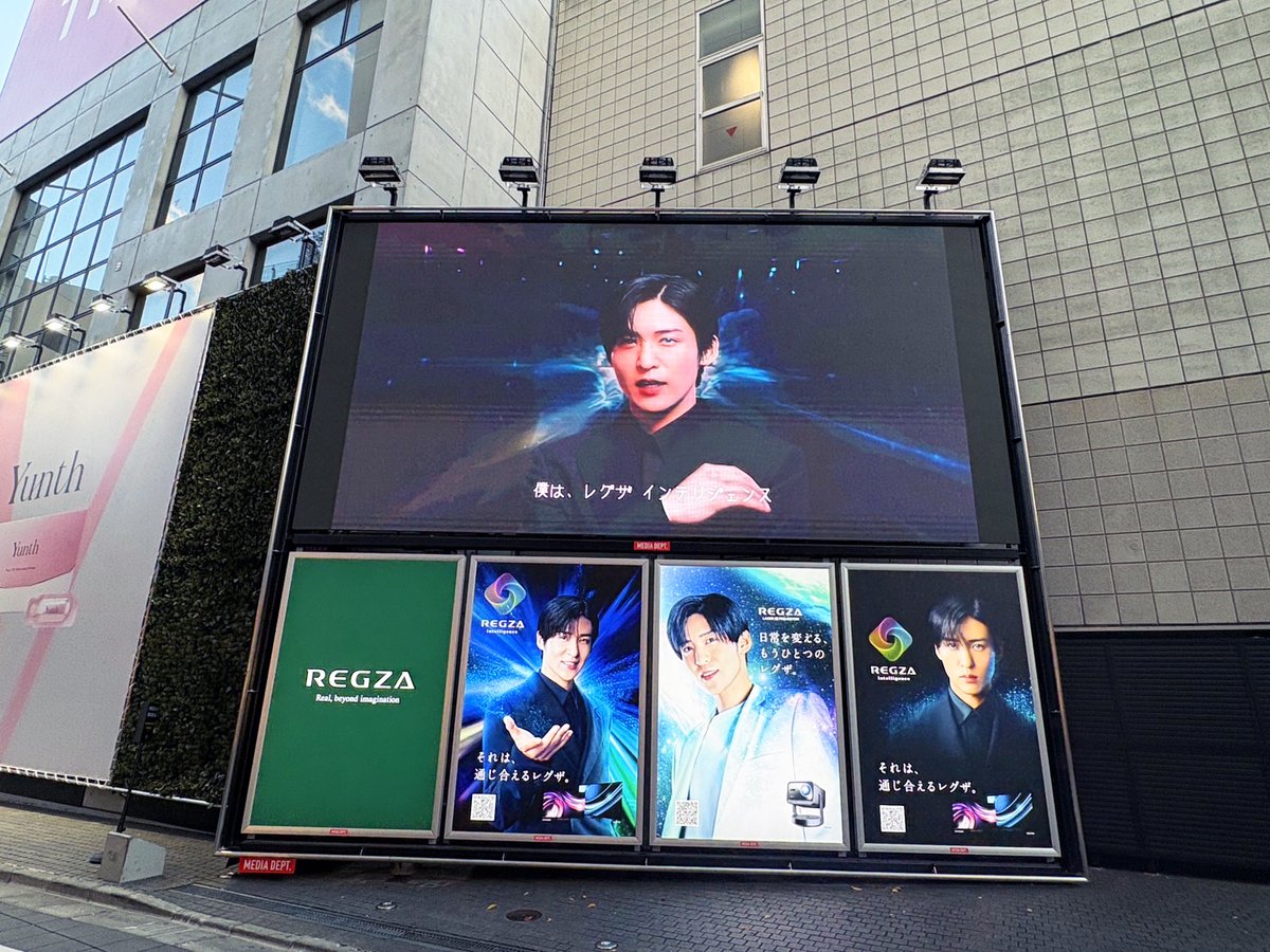 目黒蓮　ディスプレイポード 渋谷のMEDIA DEPARTMENT TOKYOに #目黒蓮 さんを起用した #REGZA の