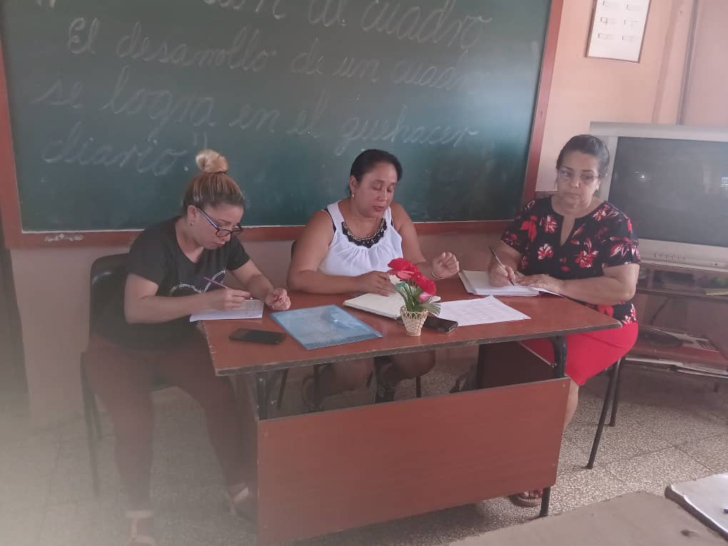 dmeguisa's tweet photo. Cada lunes realizamos nuestra puntualización semanal para definir y alinear las metas del equipo. ¡Así empezamos con energía y dirección clara!
Con focus y trabajo en equipo, ¡vamos por grandes resultados!
#EducaciónGuisa
#EducaciónGuisaGranma
#CubaMined https://t.co/Og3mHCnQ88