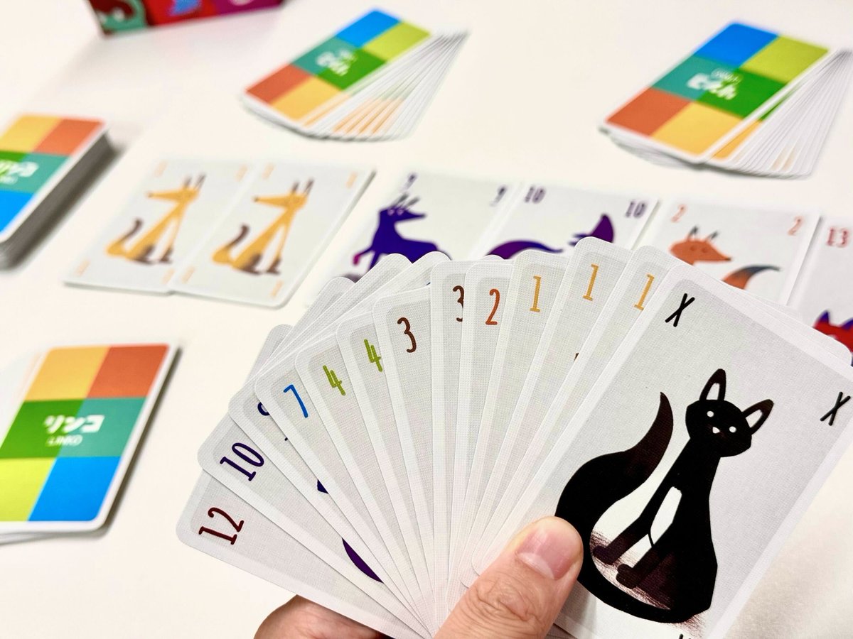 『リンコ』の写真を紹介✨カラフルで可愛らしいイラストにアートワークを一新！カードには基本的に1～13の数字が書かれていますが、そのほかに「X」と書かれたワイルドカードがあります。