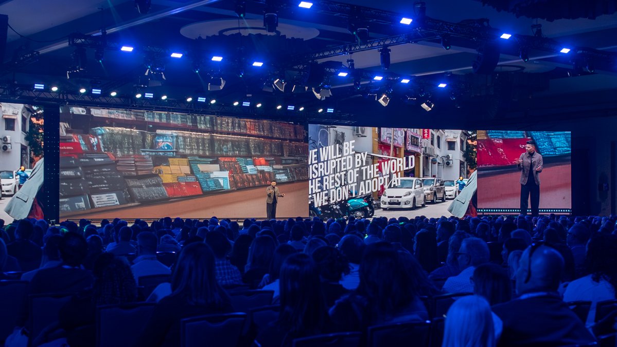 Deltek's tweet image. 🔥@ShawnKanungo lit up the #DeltekProjectCon stage today! 🔥

His bold ideas and captivating stories challenged us to rethink how we lead, innovate, and harness AI to transform the way we work.

It&apos;s time to embrace disruption and push boundaries. 💪