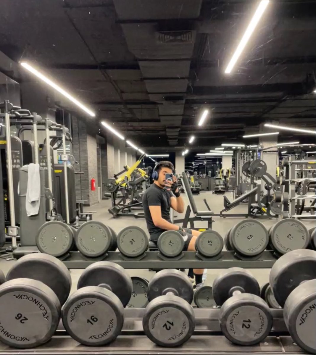 Nvvof's tweet photo. Late night workout https://t.co/dwaRwuBIEA