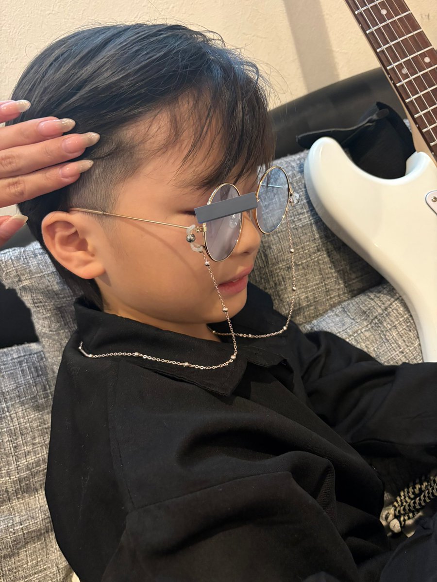 tequila_yameru's tweet photo. 大きくなったら好きな格好して生きていいから今は！今はまだわたしの好みに！！！って思いながら遠足前に美容院行ったよ黒シャツも着せるし色つきサングラスもかけてくれてかわいいありがとうかわいいだいすきだいすきめろめろめろめろめろ https://t.co/hfGxCGws2T