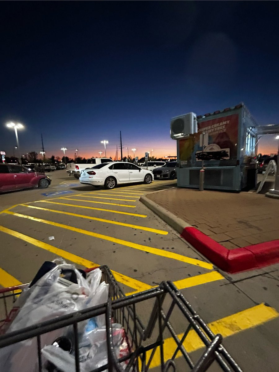 Life really has the most beautiful sunsets leaving <a href="/HEB/">H-E-B</a> on a random day, and I think that’s beautiful.