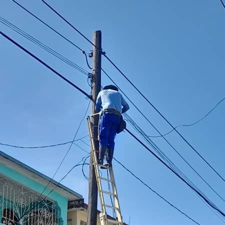 Continúan las labores de recuperación en Santiago de Cuba, tras el paso del huracán #Melissa🌀. 
Nuestra Brigada Jesús Montané tiene #GenteQueSuma 💪🇨🇺💙.
#EtecsaConCuba