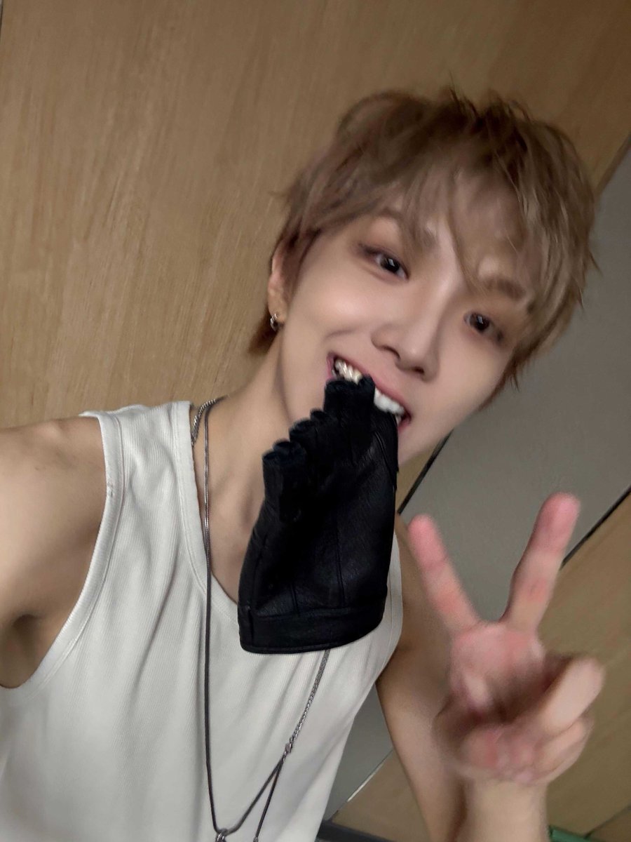 boynextdoorina's tweet photo. [WEVERSE] 251111 — #WOONHAK

sewoonga hakri kalian menyenangkan~😁

[p.s semoga hari kalian menyenangkan  atau 좋은 학루 word play dari 좋은 하루 pake nama woonhak (운학)]

#BOYNEXTDOOR #보이넥스트도어 https://t.co/yXj6NYB8J6