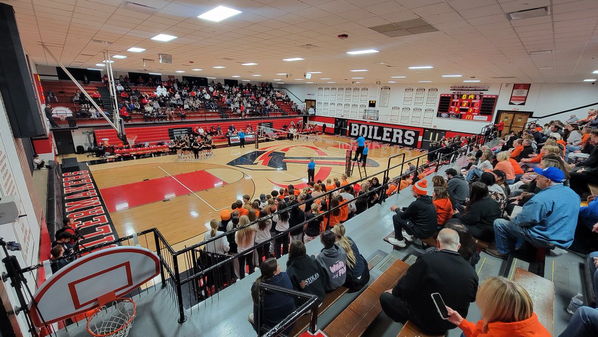 VincentDJohnson's tweet photo. I mention the fun at #BradleyBourbonnais in #illustriousGyms, but this is my first time in it. Covering girls volleyball Super-Sectional #Marist vs. #NormalCommunity. https://t.co/DIVwvjTLCu