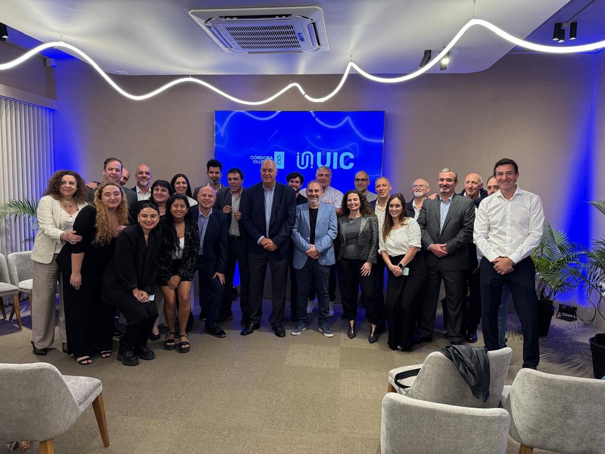 Hoy acompañé la inauguración de las nuevas oficinas conjuntas de la <a href="/UICba/">Unión Industrial de Córdoba</a> y el <a href="/ClusterCba/">Córdoba Cluster</a>.
En representación del Directorio de <a href="/AgenciaProCba/">Agencia ProCórdoba</a> entregué una placa en reconocimiento por este nuevo paso que fortalece la articulación entre y instituciones y empresas. 🤝