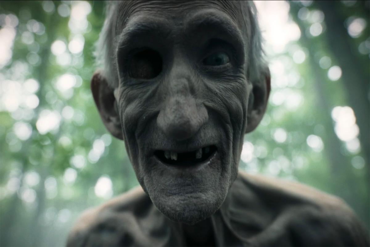 Pennywise has officially, if barely, entered the fray in his most famous form. Read our #ITWelcomeToDerry Episode 3 recap --&gt;  trib.al/Yiv1QJm