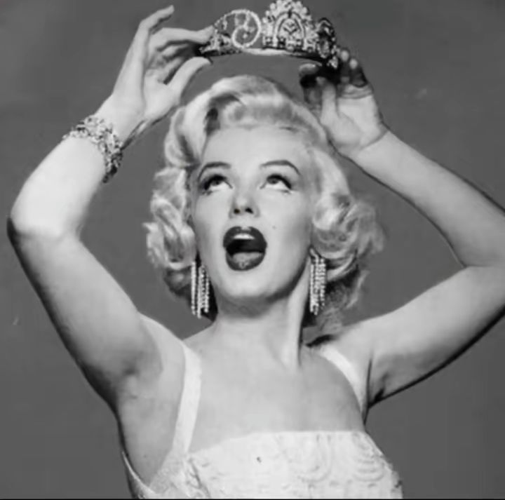 2jrnr's tweet photo. "I am Empress"
"أنا الإمبراطورة" https://t.co/eOHLNXdTJC