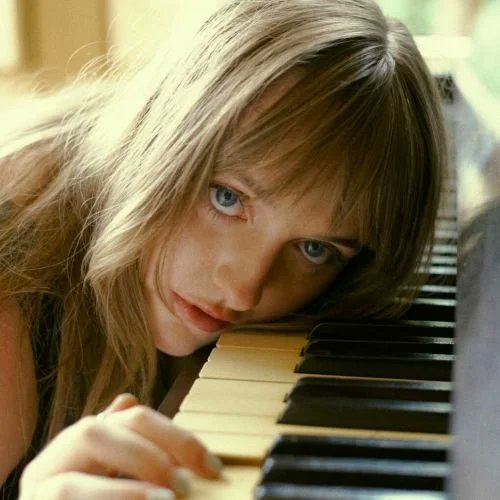 samliddicott's tweet image. I get to talk about the great @nellmescal_ for this Spotlight: Revisited.
I covered her back in 2023, but, with a phenomenal new E.P. in the form of The Closest We'll Get, I wanted to spotlight the incredible Irish-born, London-based musician:
musicmusingsandsuch.com/musicmusingsan…