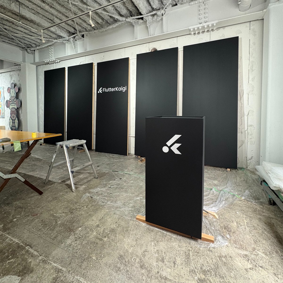 FlutterKaigi's tweet image. ＼みんなで彩ろう！🎨／ #FlutterKaigi 2025 の会場を飾る「CustomPaint Wall」が完成しました！✨

実はこのボード、来場者の皆さんの落書きで完成するアート作品なんです！ 当日はぜひマジックを手に、あなたのFlutterKaigiへの想いやイラストを自由に描いてくださいね✍️