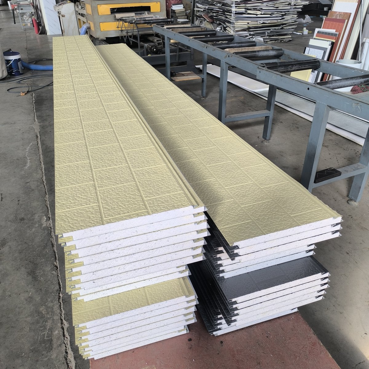 kaweiying's tweet image. 3cm thickness beige yellow three bricks double steel sheet polystyrene foam metal siding panel. 1.38.3cm Width/ Customized length +86-13105446850 kaweiying@gmail.com sdkwy.com 
#sandwichwallpanel #metalsidingboard #pusandwichpanel #lightsteelvilla #prefabhouse