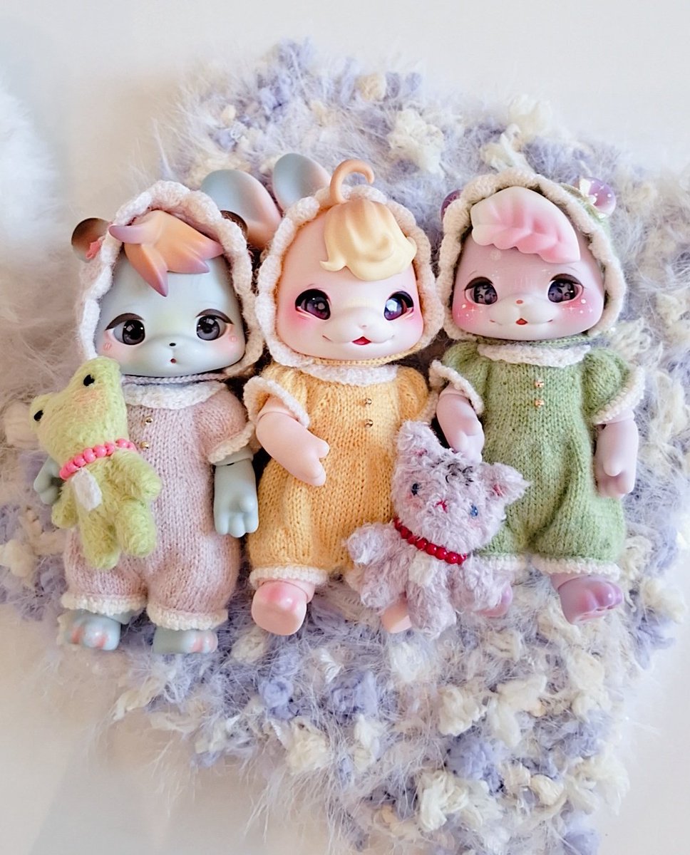 🤩11월 11일 특별한 이벤트🤩
축생친구들 중 코 낸내하고 있는 잠눈이😌 친구가 있으신분들께 파마자세트를 선물로 드려요.
색상별로 하나씩 총 3벌 , 색상당 각 한벌씩  색상은 랜덤으로 보내드려요.
Rt&amp;댓글로 잠눈이 인형사진 올려주시면 응모완료! 
~16일까지 :)