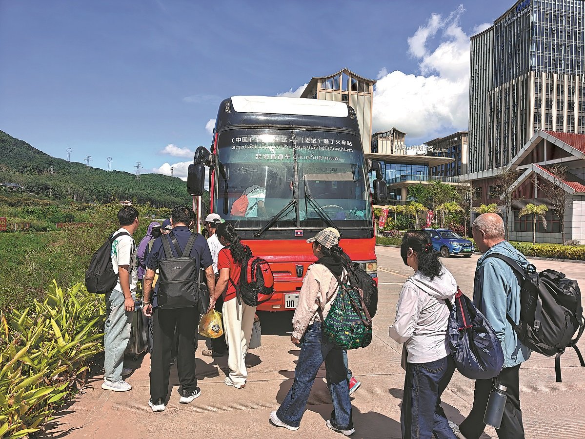 A landmark moment for regional connectivity: The first China-Laos cross-border bus service has officially launched, connecting the Mohan(China) and Boten (Laos)! 
 Read more: linkedin.com/feed/update/ur…