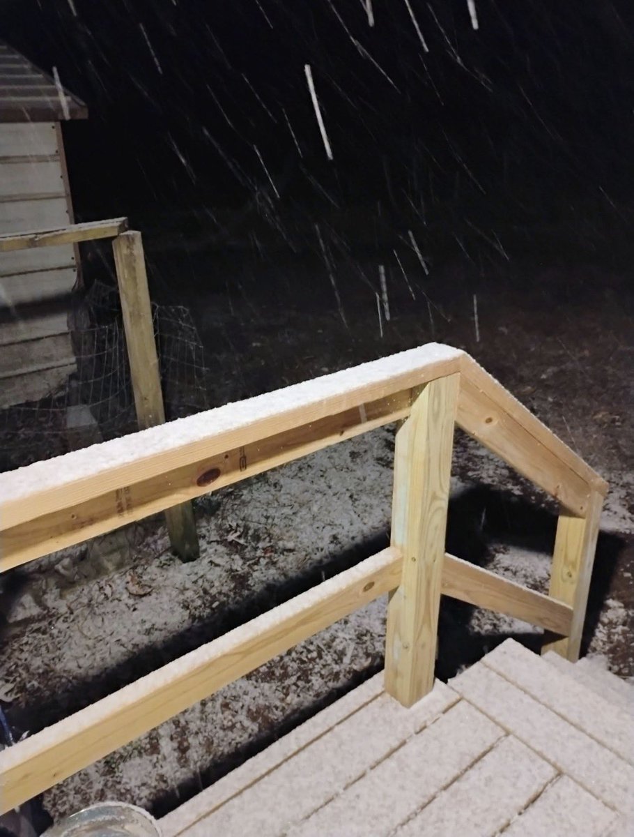 DylanAllenWx's tweet image. Very light accumulations in Seagrove from a follower on Facebook! 

@NWSRaleigh