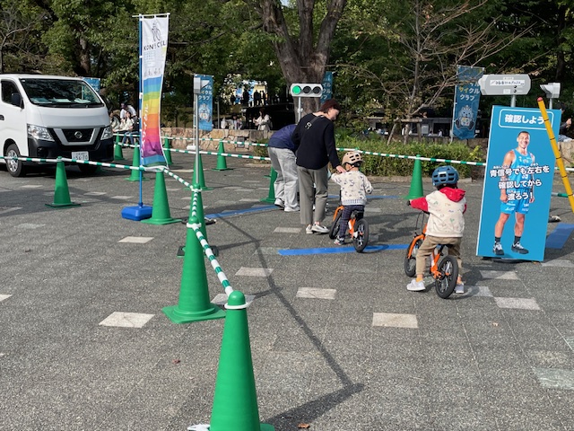１１月１日（土）・２日（日）に、右京区の西京極総合運動公園にて「共に学ぶ！スマイルサイクルクラブ」を開催しました🚲✨
当日はたくさんの子どもたちに御参加いただき、笑顔いっぱい大盛況の２日間となりました😊
今後も、様々な形で自転車のルール・マナーの啓発に取り組んでまいります！