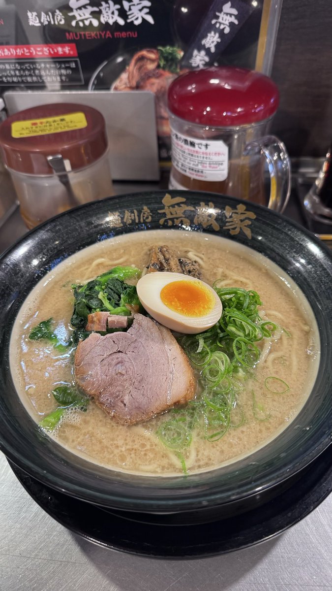singolare7's tweet photo. 世界一うまいラーメン！！！

いやぁーー久っ々に並んだ！

２０年間【上手い続ける】って凄くない？

#池袋 #無敵家 #本丸 https://t.co/B1222M71qd