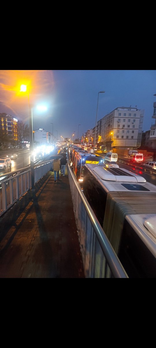 Bugün çalışıyor musunuz <a href="/ietttr/">İETT</a>
Bu ne rezillik, 1 saattir 2 durak gelebildik.