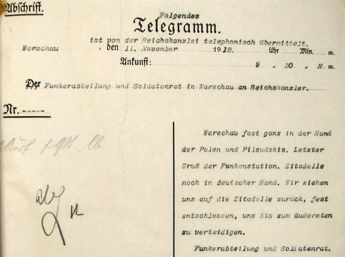 11 listopada 1918
Ostatnia depesza garnizonu okupacyjnego:

„Warszawa niemal całkowicie w rękach Polaków i Piłsudskiego. Ostatnie pozdrowienia z radiostacji. Cytadela nadal w rękach niemieckich. Wycofujemy się tam, zdeterminowani, by bronić się ze wszystkich sił”.

🇵🇱 ✌️