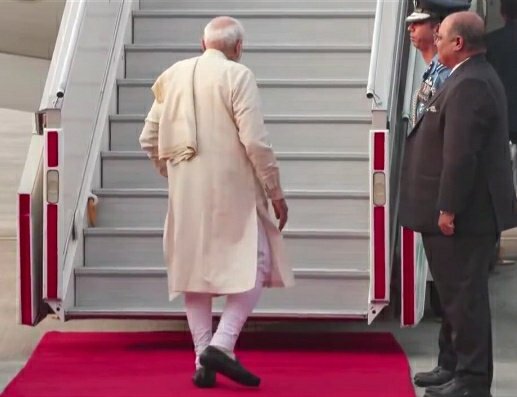 KraantiKumar's tweet photo. प्रधानमंत्री नरेंद्र मोदी जी को इस समय देश में रहना चाहिए था.

प्रेस कॉन्फ्रेंस कर मीडिया से बात करनी चाहिए थी. अस्पताल जाकर घायलों से मिलना चाहिए था. 

लेकिन प्रधानमंत्री मोदी जी भूटान की यात्रा पर निकल चुके हैं. वो भी ऐसे समय जब भूटान नरेश अपना 70वां जन्मदिन मना रहे हैं.

सवाल यह है कि संकट के समय प्रधानमंत्री की प्राथमिकता क्या होनी चाहिए ?
