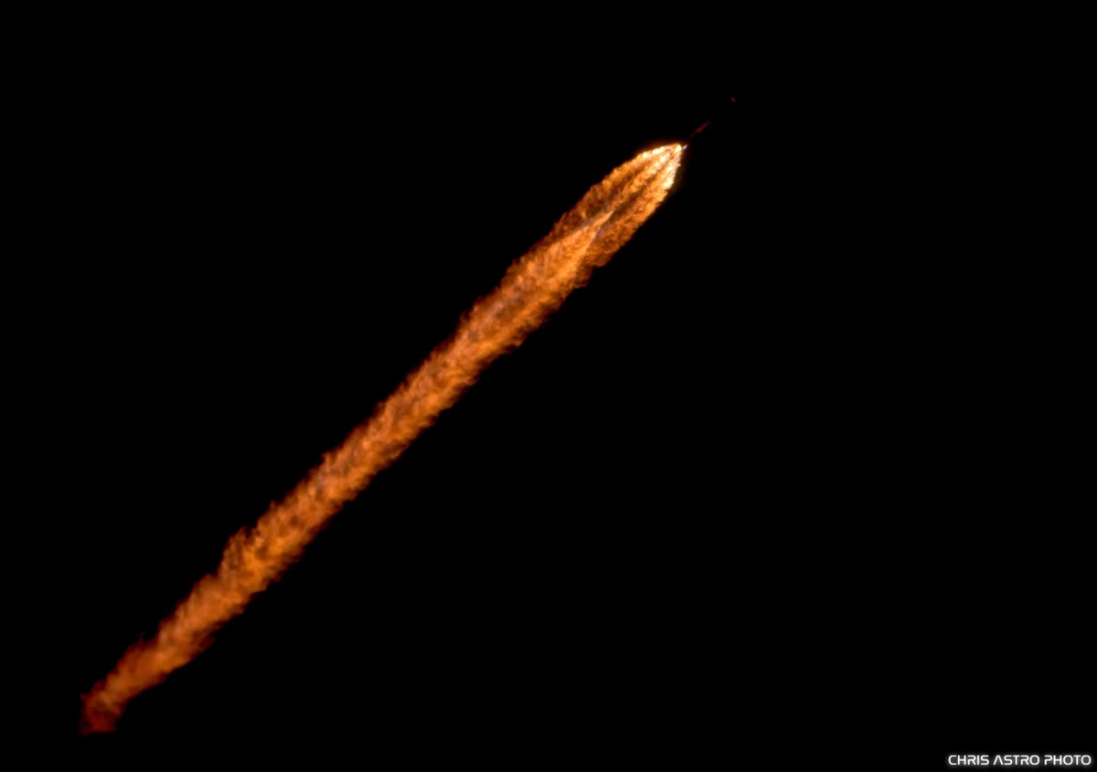 chrisastro101's tweet photo. Space X SpainSat NG II Falcon 9 Rocket Launch through my telescope 9:30 P.M. 10-23-2025
#sonyalpha7iv #spacex #falcon9 #spacexfalcon9 #rocketlaunch @SpaceflightNow
#spainsat #rocketlaunchphotography @spacex https://t.co/iTWVcrFpM1
