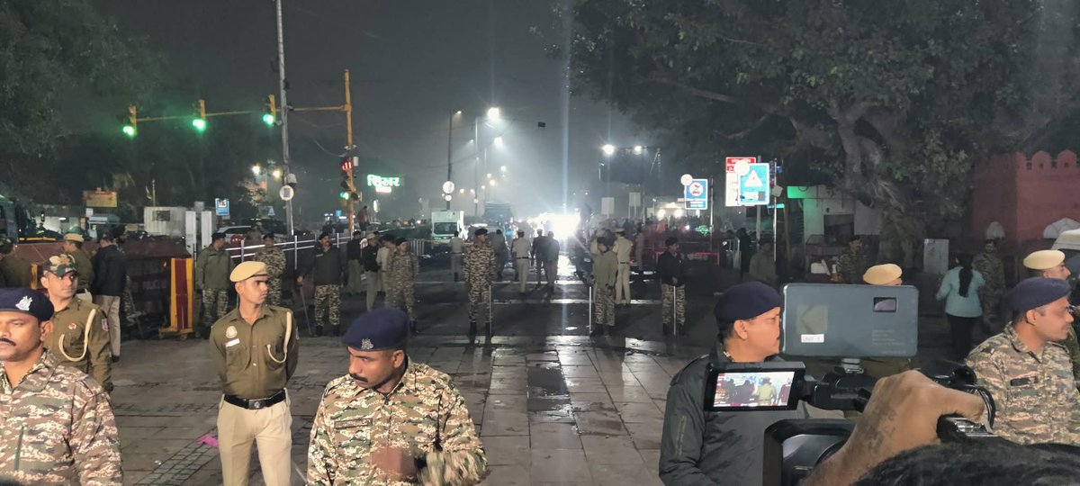 BabilanCk's tweet photo. Terrorists backed by Pakistan and Bangladesh attacked the Red Fort in Delhi. After the 2024 uprising in Bangladesh, Pakistani military personnel and intelligence agents have been continuously visiting Bangladesh. https://t.co/2lxzLvVAga