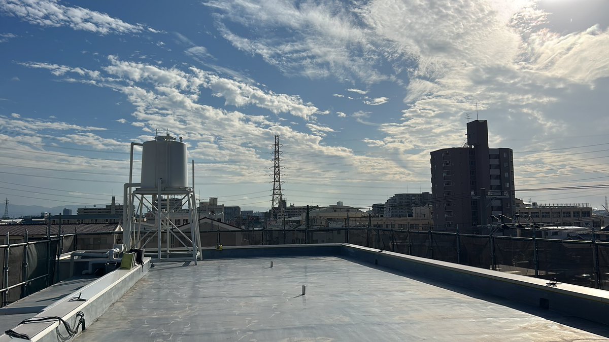 universalraito's tweet photo. お��れ様です！

本日は現場で屋上防水の養生作業をしています！
見えない部分ほど丁寧に仕上げるのが大事です。

天気にも恵まれて、しっかり仕上げていきます☀️ https://t.co/h0Y2RQ5NKI