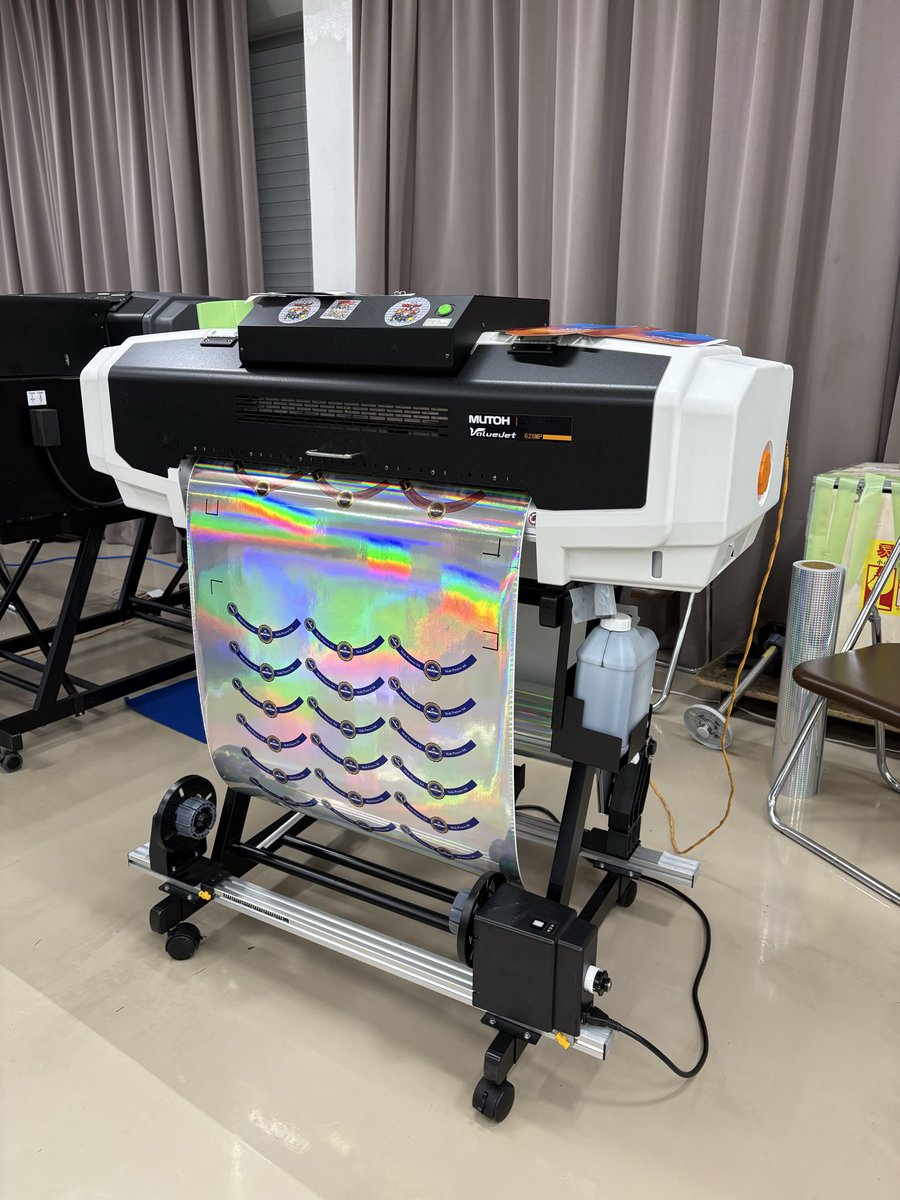 OTECHOLO's tweet photo. お疲れ様です。
11月11日、12日、13日、14日と武藤工業様の
展示会に参加しています。場所は鹿児島、福岡で行います。
ホログラム、ホログラムアクリル板出展。
ホログラムフィルムへ印刷出来るインジェットプリンターも出展してます。
#ホログラムフィルム
#アクリル板
#アクスタ
#アクキー
#缶バッジ https://t.co/1PQT2Ah96E
