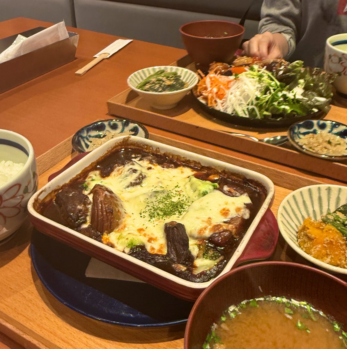 atamaitai_4989's tweet image. さて、ここは何処でしょう？
ビーフシチュー定食があるお店です。
ゆっくり出来るからイイね🐈

あと、すごいボリュームです
これからパフェ食べまーす🍨
#P活名古屋
#P活
#キャッツカフェ