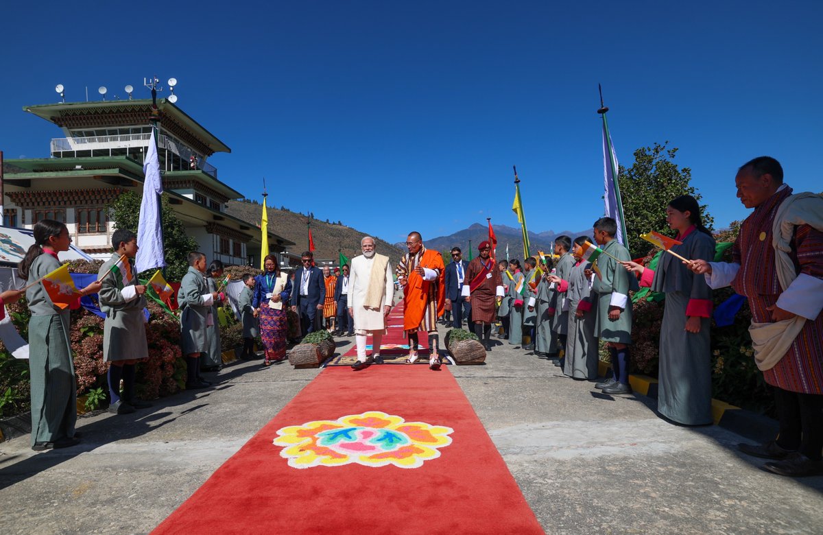 BJP4India's tweet photo. 𝐀 𝐰𝐞𝐥𝐜𝐨𝐦𝐞 𝐭𝐡𝐚𝐭 𝐟𝐞𝐞𝐥𝐬 𝐥𝐢𝐤𝐞 𝐟𝐚𝐦𝐢𝐥𝐲. 🇮🇳 🇧🇹

PM Modi is greeted with warmth as he begins his Bhutan visit, strengthening partnership and progress. https://t.co/YfY686Rygj