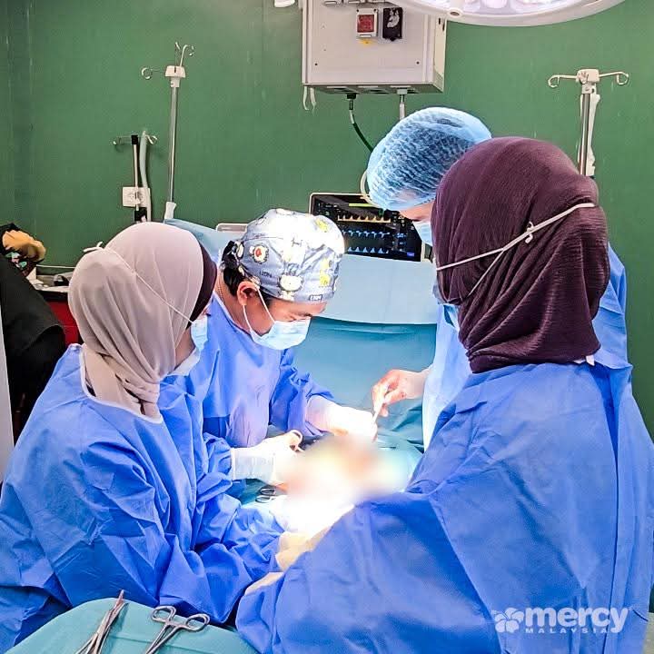 Marchfoward's tweet photo. TERKINI 

SUDAH DUA MINGGU DOKTOR MALAYSIA BERKHIDMAT UNTUK GAZA

Pasukan Perubatan Malaysia dari MERCY Malaysia sudah beroperasi merawat rakyat Gaza selama 2 minggu  membantu Kementerian Kesihatan Gaza terutama di Hospital Al Shifa Utara Gaza dan beberapa fasiliti lain

Pasukan Perubatan Malaysia memberi tumpuan kepada rawatan ortopedik, dialisis untuk pesakit buah pinggang dan penjagaan kesihatan anak dan ibu

Kepada yang nak menyumbang kepada MERCY Malaysia boleh rujuk perincian di bawah

MERCY Malaysia 
8606129117(CIMB Islamic Bank Berhad)
Rujukan: Gaza

Semua sumbangan kepada MERCY Malaysia layak mendapat pelepasan cukai