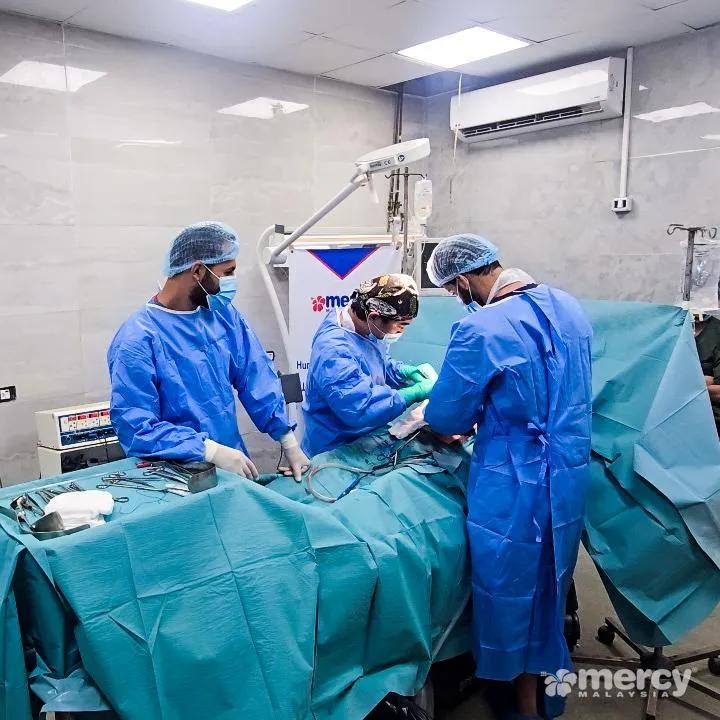 Marchfoward's tweet photo. TERKINI 

SUDAH DUA MINGGU DOKTOR MALAYSIA BERKHIDMAT UNTUK GAZA

Pasukan Perubatan Malaysia dari MERCY Malaysia sudah beroperasi merawat rakyat Gaza selama 2 minggu  membantu Kementerian Kesihatan Gaza terutama di Hospital Al Shifa Utara Gaza dan beberapa fasiliti lain

Pasukan Perubatan Malaysia memberi tumpuan kepada rawatan ortopedik, dialisis untuk pesakit buah pinggang dan penjagaan kesihatan anak dan ibu

Kepada yang nak menyumbang kepada MERCY Malaysia boleh rujuk perincian di bawah

MERCY Malaysia 
8606129117(CIMB Islamic Bank Berhad)
Rujukan: Gaza

Semua sumbangan kepada MERCY Malaysia layak mendapat pelepasan cukai