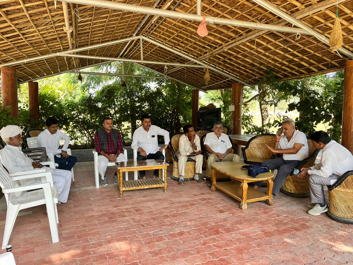 आज सिवाना निज निवास पर आयोजित जनसुनवाई कार्यक्रम में देवतुल्य जनता से आत्मीय भेंट की, उनकी समस्याओं को सुना तथा उनके निवारण हेतु संबंधित अधिकारियों को आवश्यक दिशा निर्देश दिए।  

#HameerSinghBhayal #Siwana #BJP4IND #BJP4Rajasthan