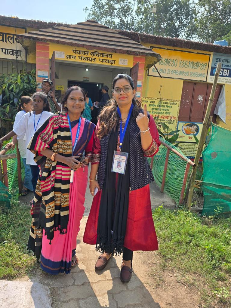 सहायक निर्वाची पदाधिकारी सह बीडीओ घाटशिला ने अपने मताधिकार का प्रयोग किया।