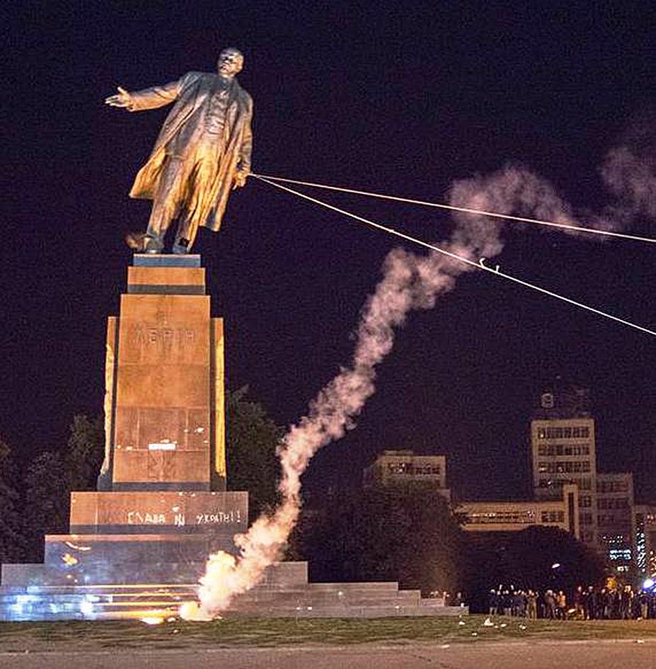 nikko_kirihuri's tweet image. 新宿駅のペンギン像がこうなるのか #などと