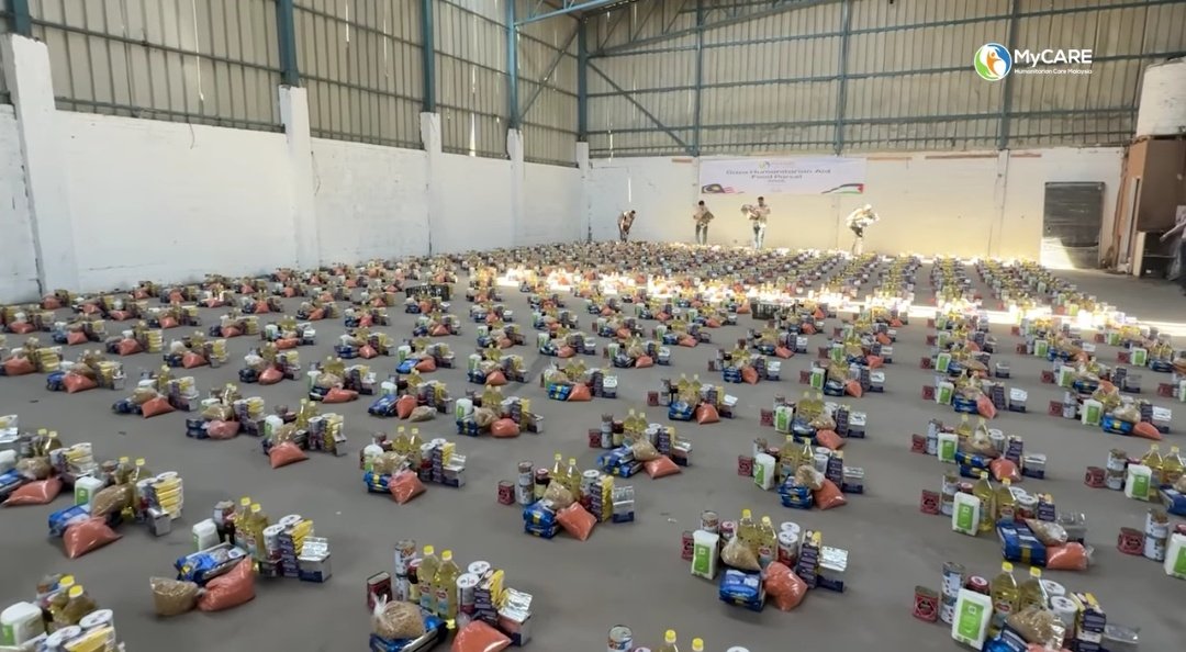 Marchfoward's tweet photo. TERKINI 

ALHAMDULILLAH 

MALAYSIA BAGI 300 BAKUL MAKANAN KEPADA GAZA

Pertubuhan MyCare Malaysia dengan kerjasama Al Khair Foundation berjaya memberikan 300 bakul makanan kepada seramai 1,800 orang dari pelbagai keluarga yang terjejas di Deir Al Balah dan Utara Gaza sepanjang Oktober 2025

Setiap bakul makanan cukup untuk keperluan satu keluarga selama 2 ke 3 minggu. Dalam bakul itu terdapat gula, minyak, tepung, beras, makanan dalam tin dan barangan dapur lain 

Kepada yang nak terus menyumbang boleh ke akaun

Humantarian Care Malaysia Berhad 
8602135192 (CIMB Islamic)

Hantarkan bukti pembayaran kepada account@mycare.org.my atau Ws 016-6366369