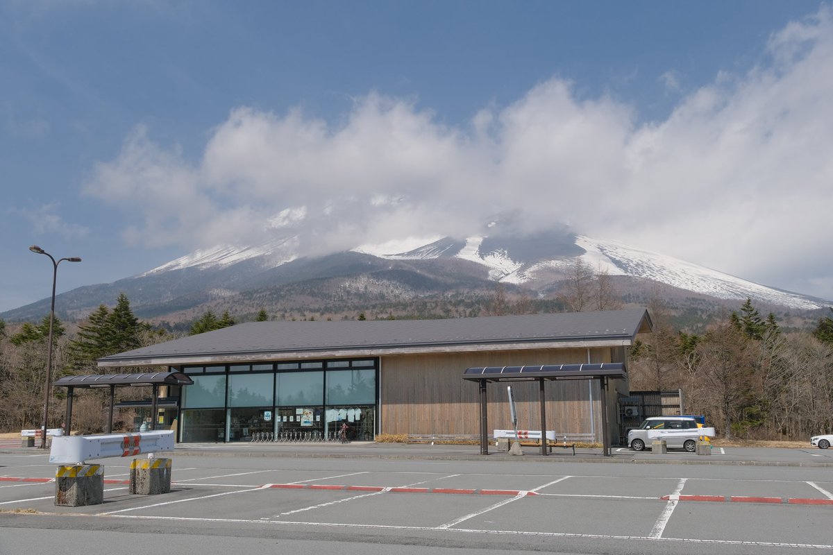 kwatanabex's tweet photo. 森の駅富士山。
今の時期、広い駐車場がガラガラだけど登山時期になると混雑するんだろうね。
小腹が空いたので、食堂で富士山溶岩唐揚げなるものをつまんでみる。
真っ黒いのが印象的。
揚げたてで外はカリカリ中はジューシー。
#森の駅富士山 #富士山 #森の駅 #ツーリング #写真好きな人と繋がりたい https://t.co/6UXhYg2BhE
