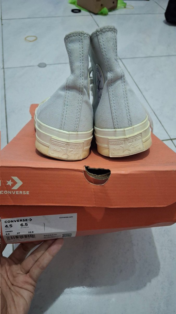 bapaopangsit's tweet photo. @bwfairys nih ka converse, no minus, jarang bgt dipake https://t.co/r1LJ5tuMlL