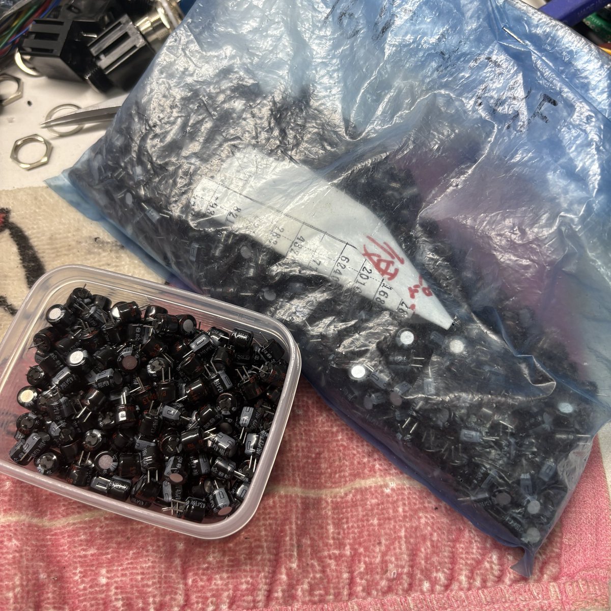 前の会社から持ってきたNOSパーツ。
おばさん達仕事を探して仕事をする事はいい事ですが、やらなくても良い物もやっている振りの為にリードカットしちゃう悪い癖。
有れば助かります！