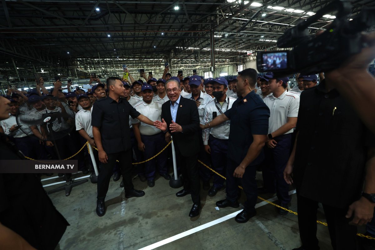 BernamaTV's tweet photo. Perdana Menteri Datuk Seri Anwar Ibrahim melihat model Perodua Bezza ke 5.5 juta pada majlis ramah mesra Perdana Menteri bersama warga kerja Perodua ketika lawatan ke Perodua Sungai Choh hari ini.
📸: Noraini Ahmad
#digitalbernamatv
#AnwarIbrahim
#perodua
#peroduabezza https://t.co/DaLTiAqevr