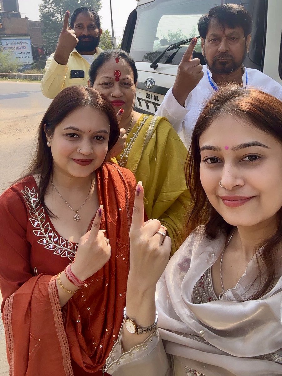 divya_prk's tweet photo. बदलाव के लिए, नया बिहार बनाने के लिए, विकास के लिए, बेहतर शिक्षा और बेहतर स्वास्थ्य एवं नौकरी और रोजगार के लिए वोट करिए।

हमने अपना बहुमूल्य मताधिकार का प्रयोग किया। आप सब भी भारी संख्या में जाकर अपने मताधिकार का प्रयोग करें और सही जनप्रतिनिधि को चुनें। 🙏 https://t.co/B0BBwDeCIR